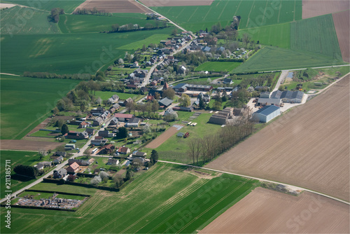 vue aérienne du village de Hancourt dans la Somme en france