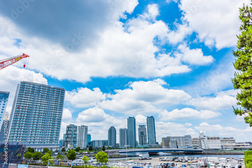 横浜の高層マンションと建設現場 Construction work of high-rise building © kurosuke