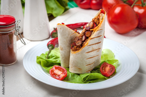 Burritos filled wiht minced meat, bean and vegetables.