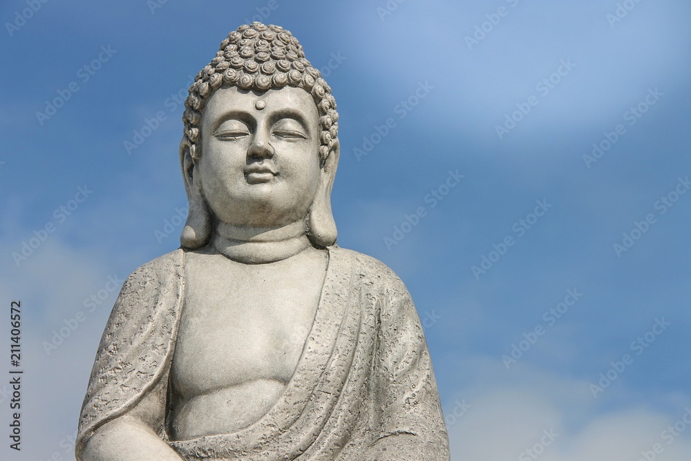 Buddha Statue vor blauem Himmel