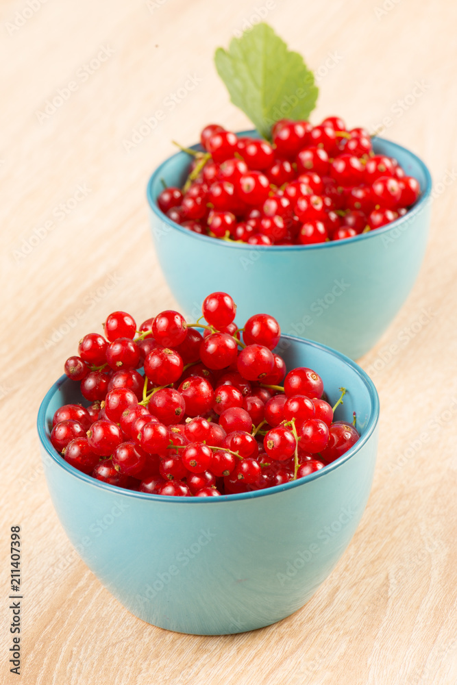 Rote Johannisbeeren in einer blauen Schale
