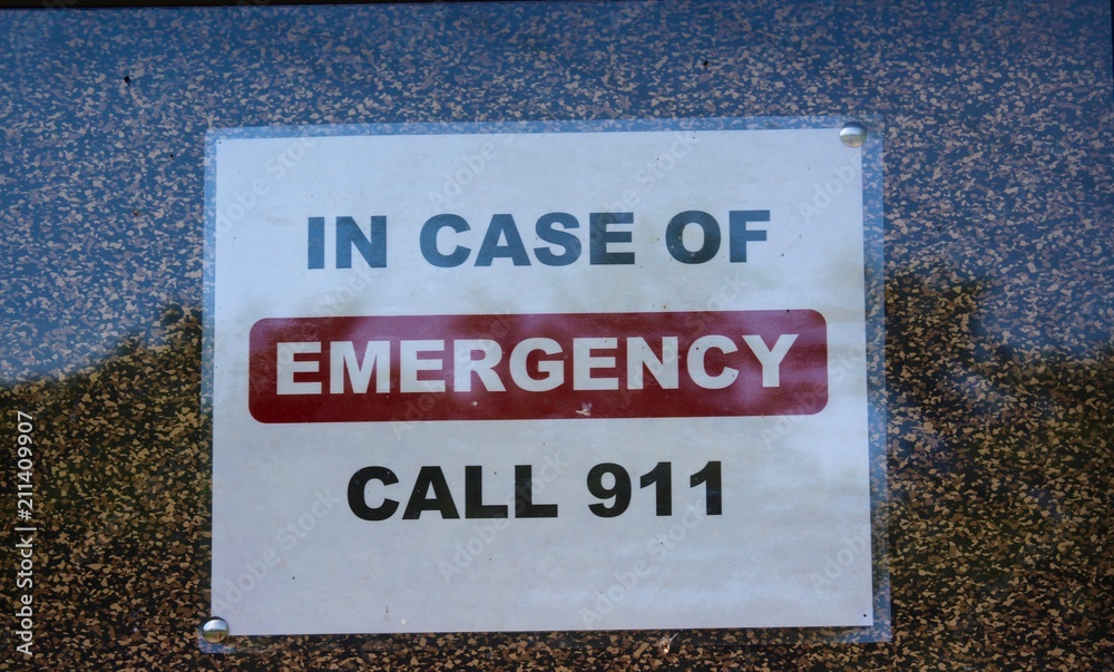 Obraz premium A call emergency number sign on a close view.