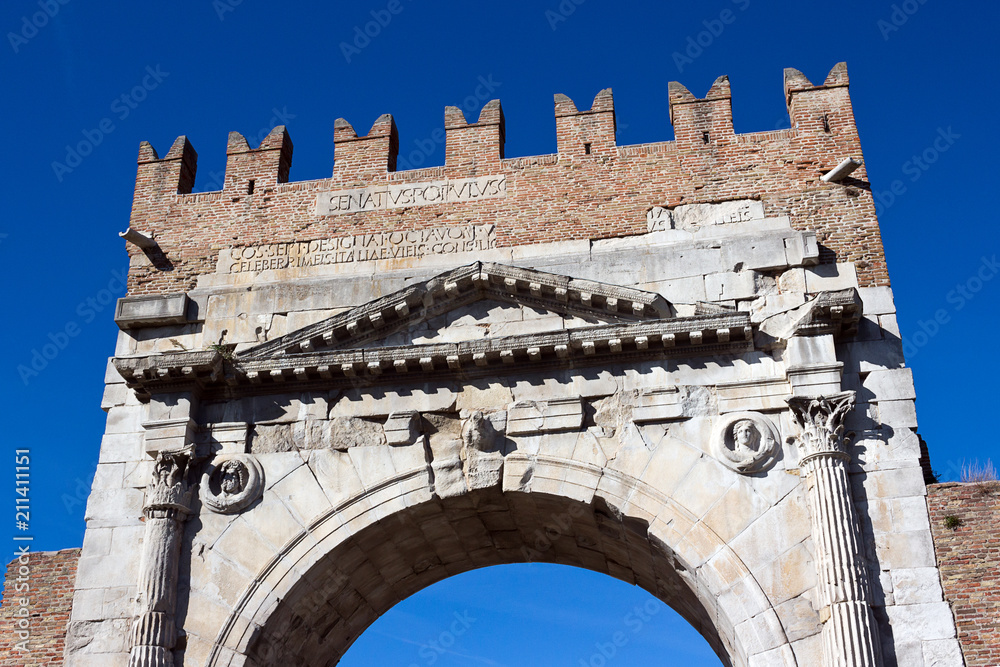 Φωτογραφία Rimini - Triumphal Arch of Augustus, detail of the roman inscription