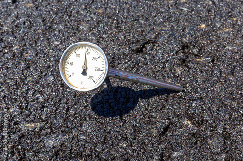Asphalt concrete, Thermometer in hot aspahlt