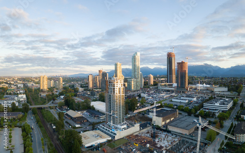 Panoramiczny widok z lotu ptaka na budynki mieszkalne i place budowy wokół centrum handlowego Brentwood Mall, zrobione w Burnaby Greater Vancouver B