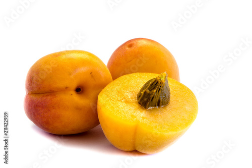 aprikosen aprikose  isoliert freigestellt auf weißen Hintergrund, Freisteller