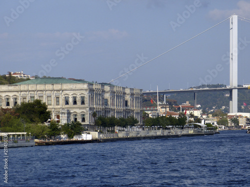 Beylerbely-Palast mit Br  cke am Bosporus