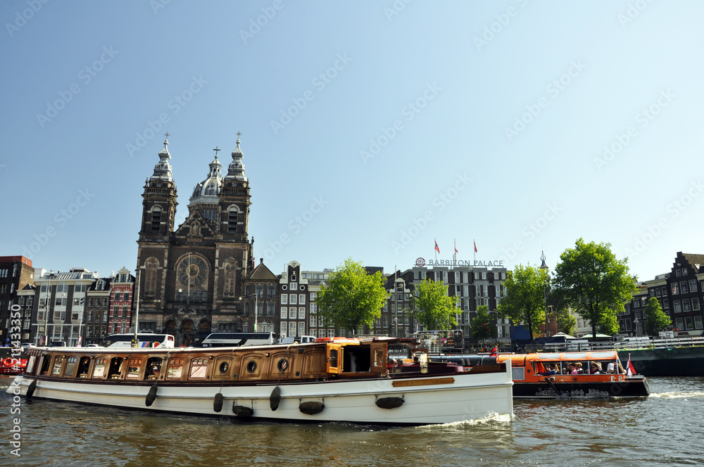 Naklejka premium Dutch houses close-up on the channel