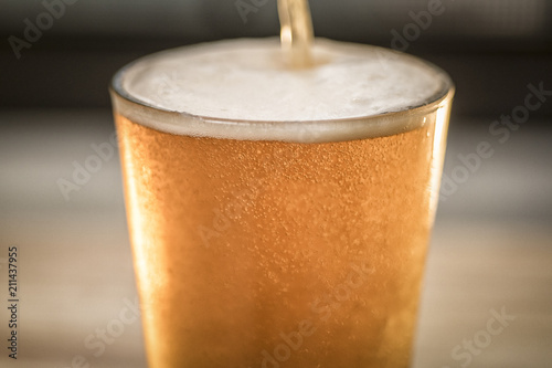 Obraz na płótnie Beer Pour w salonie