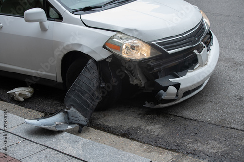 Foto front end vehicle damage has happened from following too closely