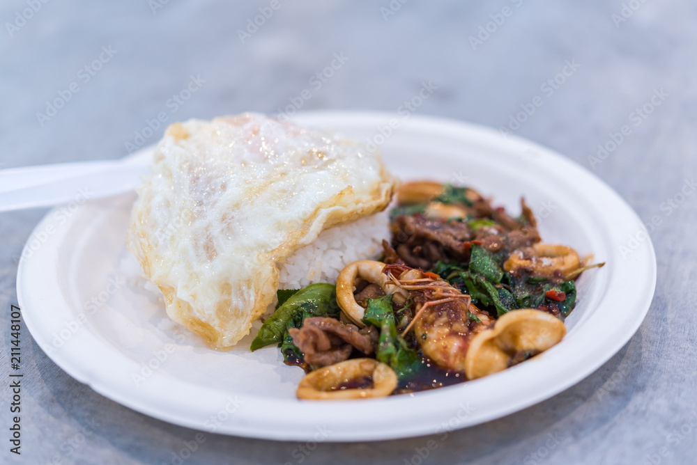 Rice topped with stir-fried liver, squid and basil Rice topped with stir-fried liver, squid and basil