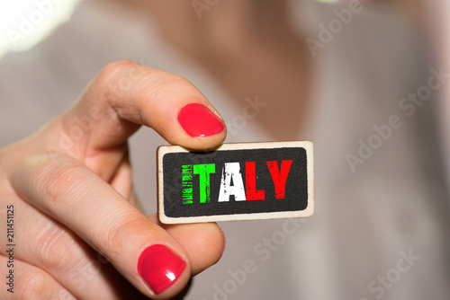 Eine Frau und ein Schild mit dem Aufdruck Italien