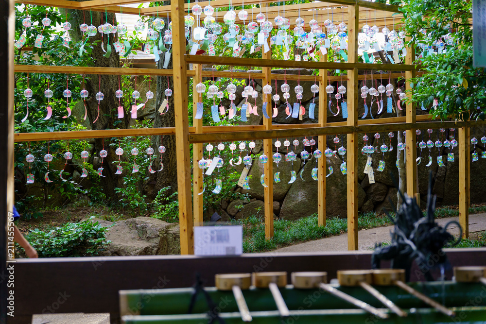 Obraz premium 手水舎と風鈴