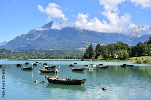 Lago di montagna con tipiche barche per turisti