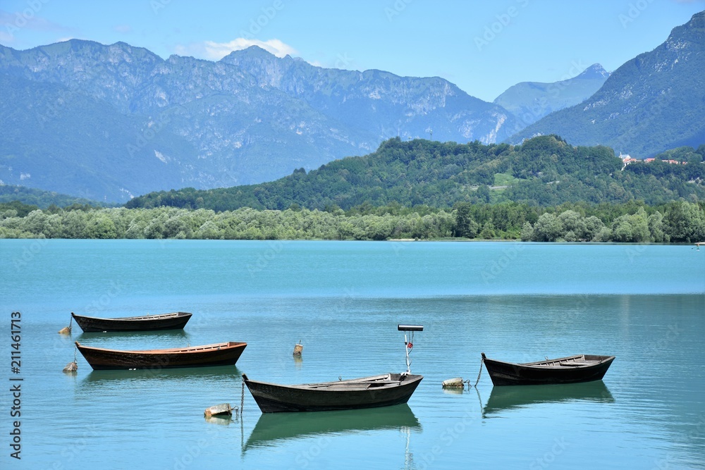 Panorama lago di santa croce con tipiche barche in legno