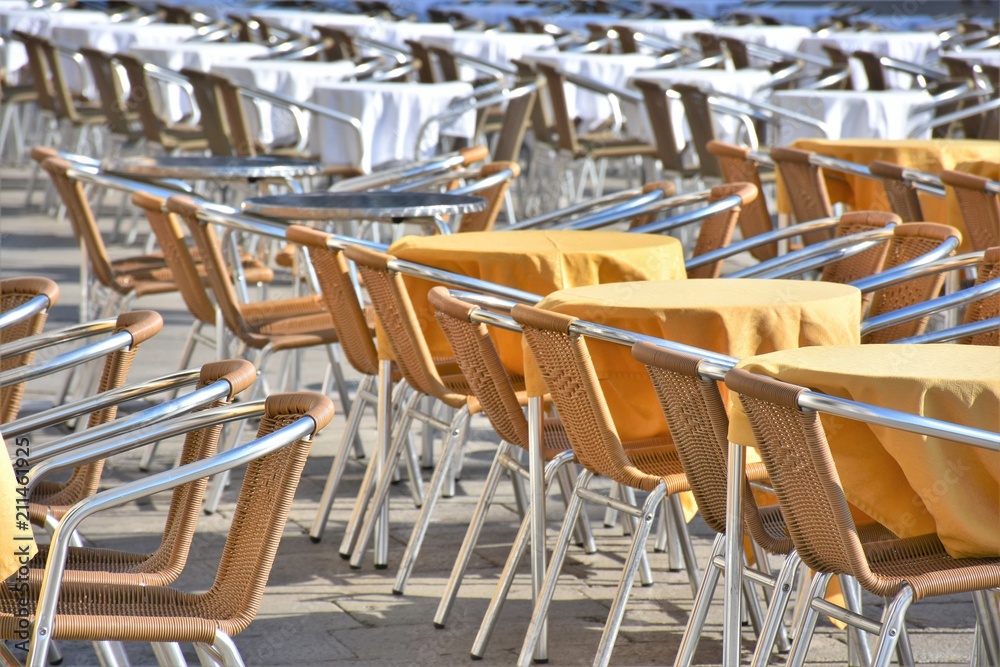 Tavoli e sedie da bar in piazza san marco venezia Stock Photo | Adobe Stock