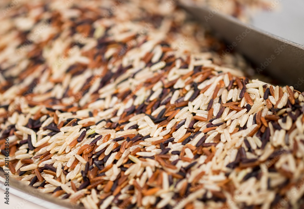 Obraz premium Macroshot of colored rice, sale on local city market