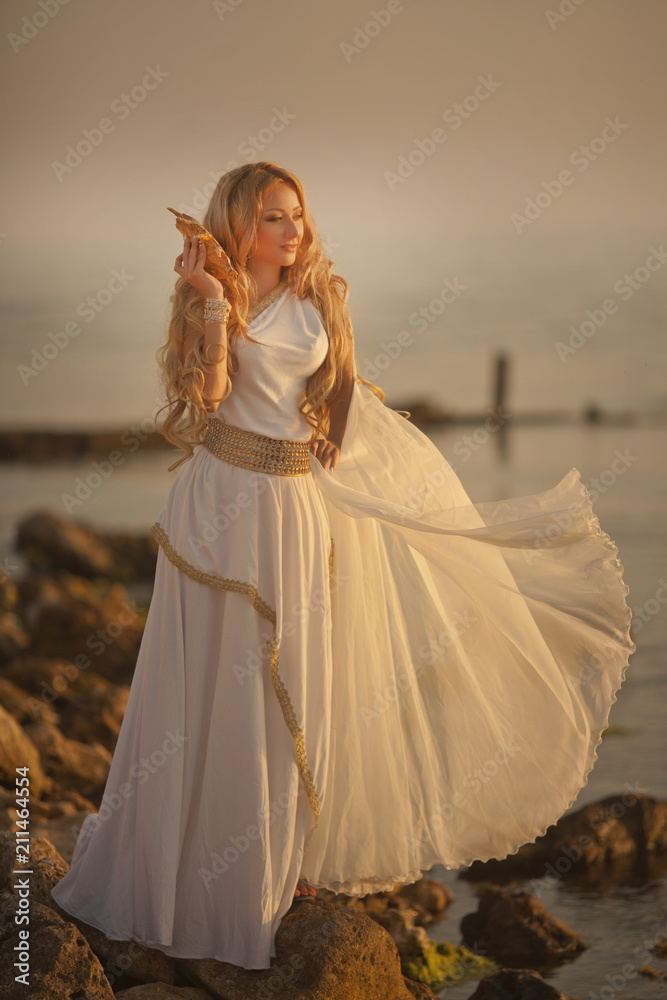 Simple and Beautiful White Silk Wedding Gown // Latest Bridal Silk Dresses  Designs Ideas 2022 | Abito da sposa elegante, Abito da sposa vintage, Abiti  da sposa
