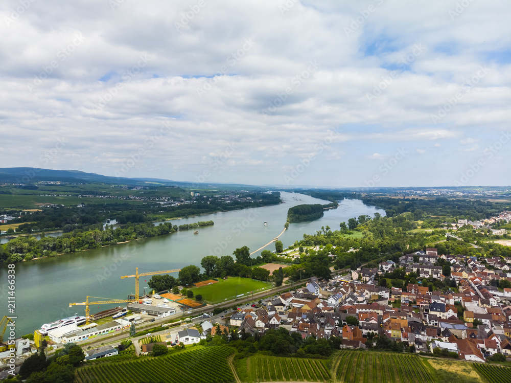 Deutschland, Rheinland-Pfalz. Region Bingen, Kempen am Rhein , Rochusberg, Blick auf Kempem am Rhein,  hinten Rüdesheim, Luftbild