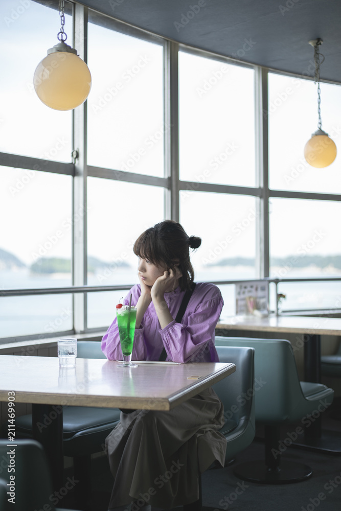 Fototapeta premium カフェの女性