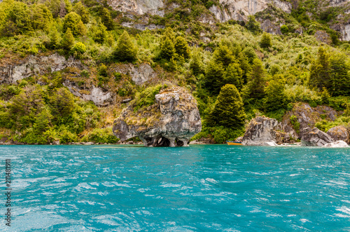 Paisaje de las catedrales de marmol en las cercanias de coyhaique en chile, uno de los destinos de la carretera austral