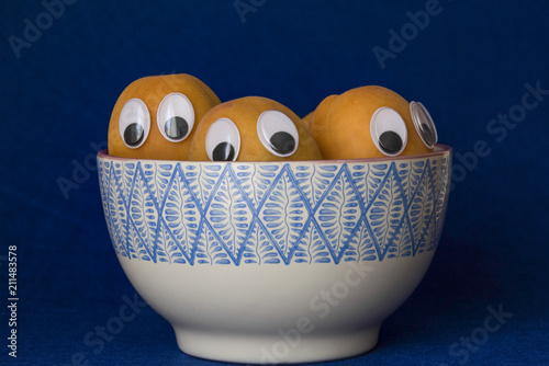 Representación de unos albaricoques escondidos en una taza.