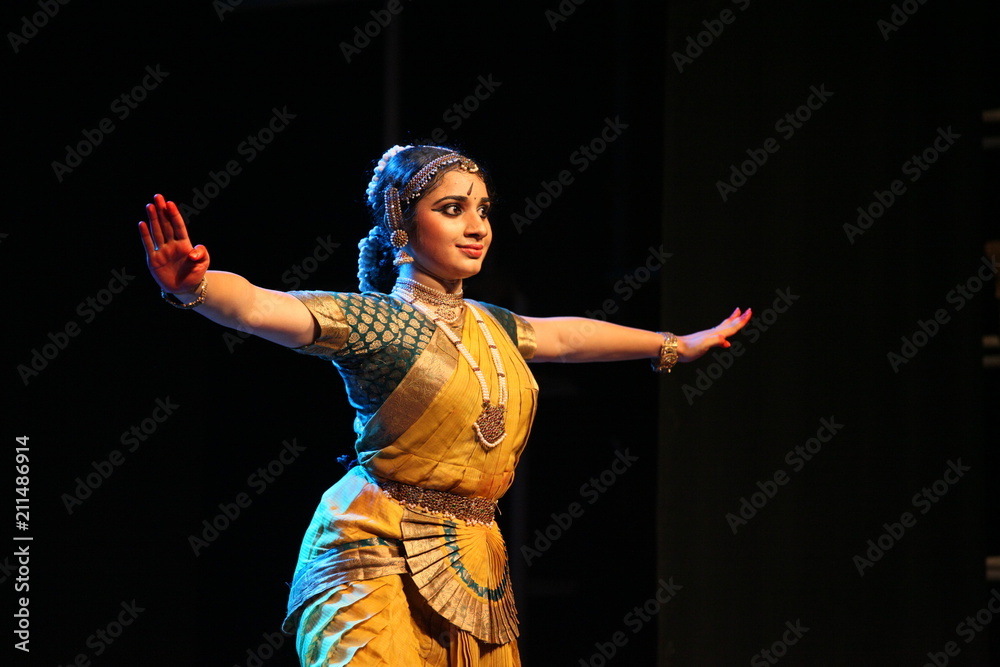 Fototapeta premium bharatha natyam is one of the eight classical dance forms of india.it is from the state of tamil nadu.