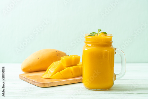 Obraz na płótnie fresh mango smoothies