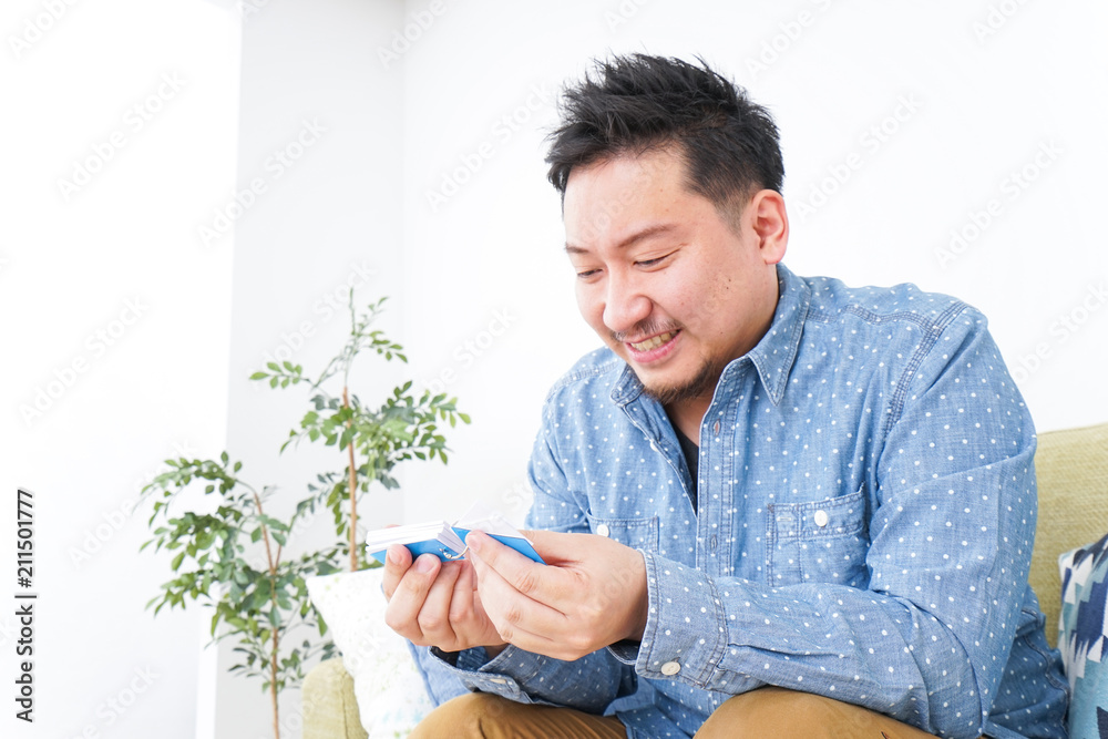 家で勉強する男性
