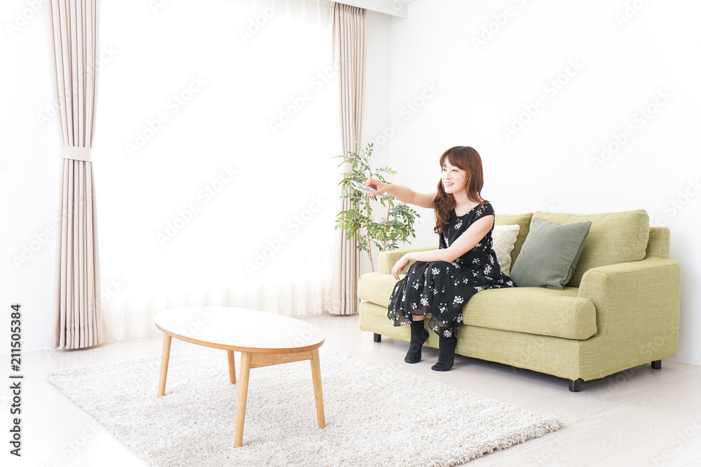 自宅でテレビを見る女性 自宅でテレビを見る女性