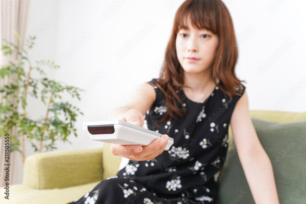自宅でテレビを見る女性 自宅でテレビを見る女性