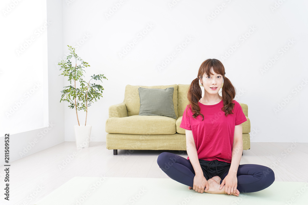 ヨガをする女性 ヨガをする女性