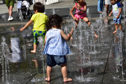 水遊び (Play with water)