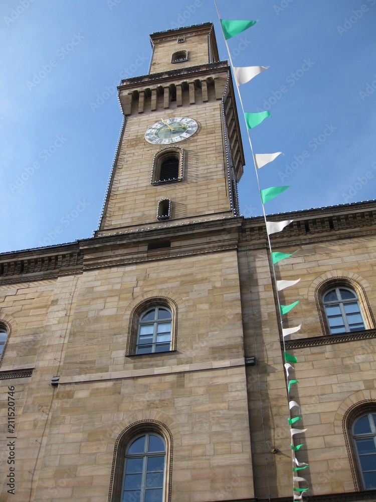 Der Turm des Fürther Rathauses ist dem Palazzo Vecchio in Florenz nachempfunden