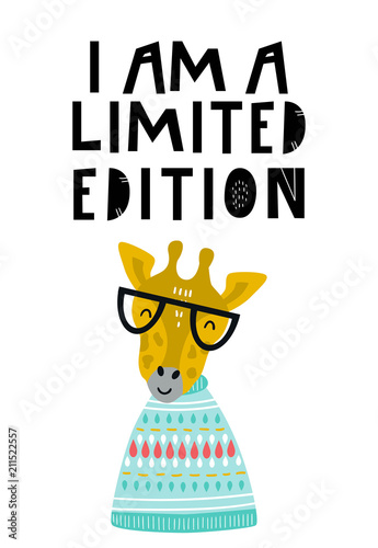Naklejka Jestem limitowaną edycją - Śliczne ręcznie rysowane plakat przedszkola z fajnym zwierzęciem żyrafy w okularach i ręcznie rysowanym napisem.