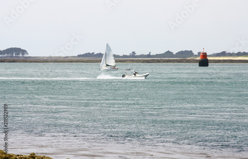 bateaux en mer à port navalo en bretagne photo