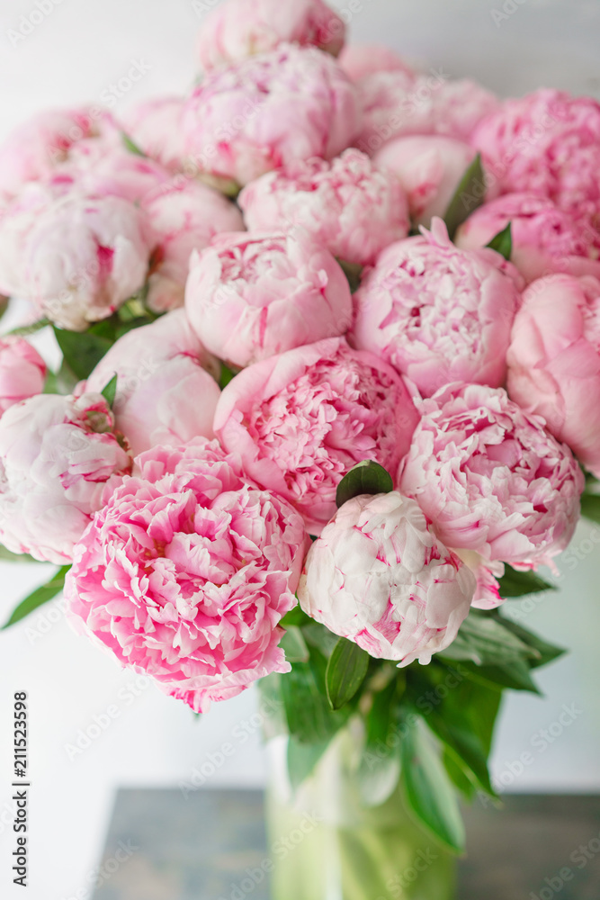 Fototapeta Piękny bukiet różowych piwonii. Kompozycja kwiatowa, światło dzienne. Tapeta. Piękne kwiaty w szklanym wazonie.