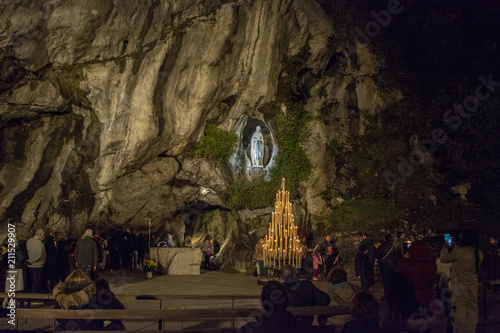 Wallpaper Mural peregrinos ante la cueva del Santuario de Lourdes  en Francia