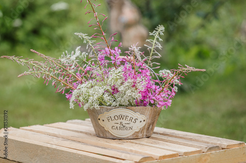 кашпо с цветами на деревянном ящике летнем саду