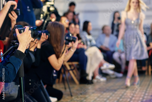 Zbliżenie fotografów pracujących na prezentacji nowoczesnego pokazu mody