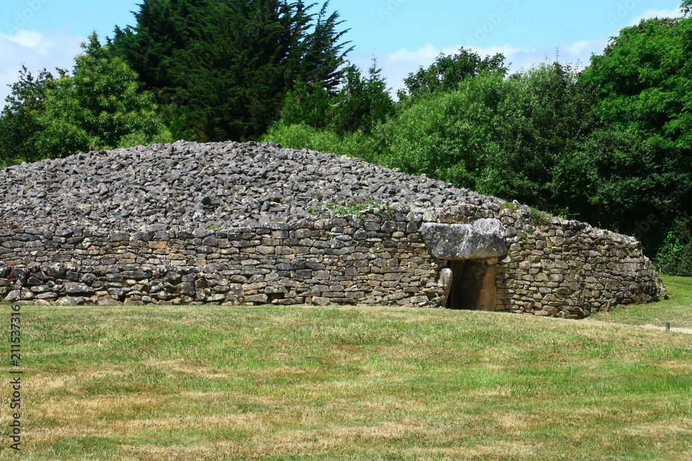 tumulus mégalithique d'Er grah, en pierres à locmariaquer en bretagne 