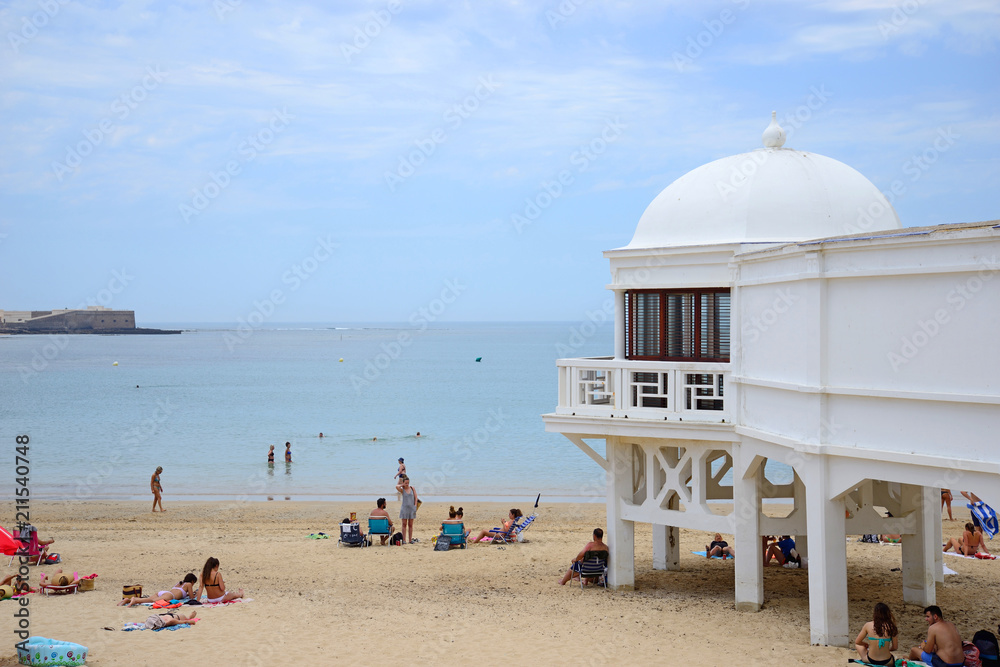 Fototapeta premium Cádiz, Spain - June 21, 2018: Beach line with bathers in Cadiz.