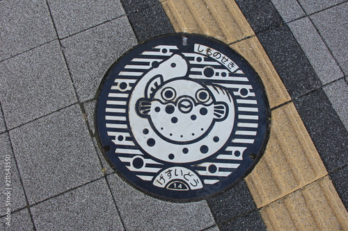 山口県下関市のマンホールの蓋と、視覚障害者誘導用ブロック(山口県)