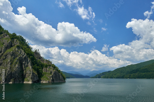 Vidraru Lake in Romania © Xalanx