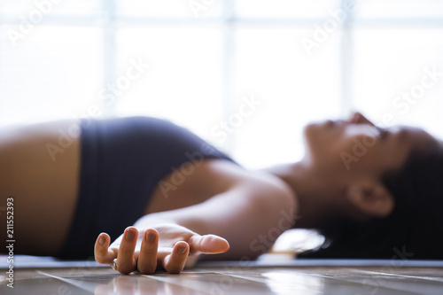 Foto Woman practicing yoga indoors.