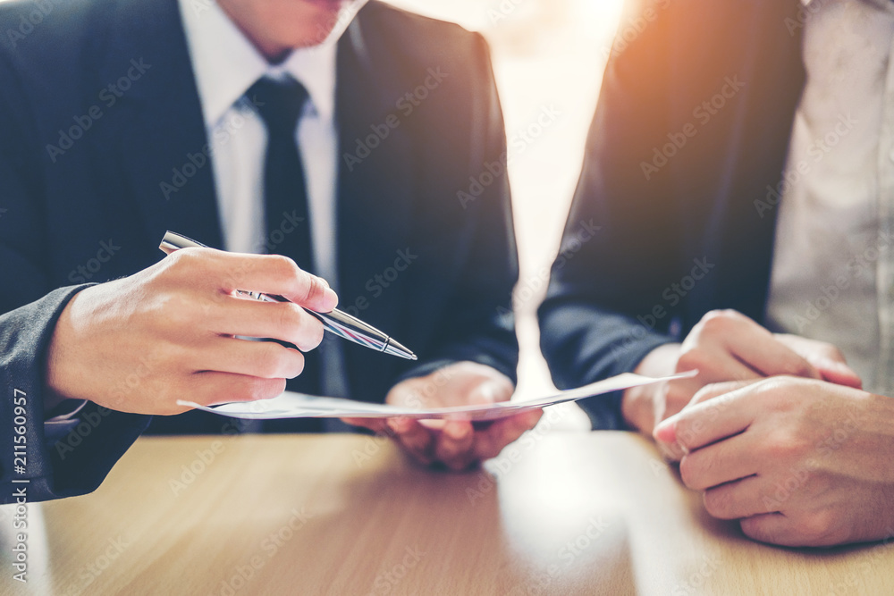 © joyfotoliakid - Business people Meeting negotiating a contract between two colleagues