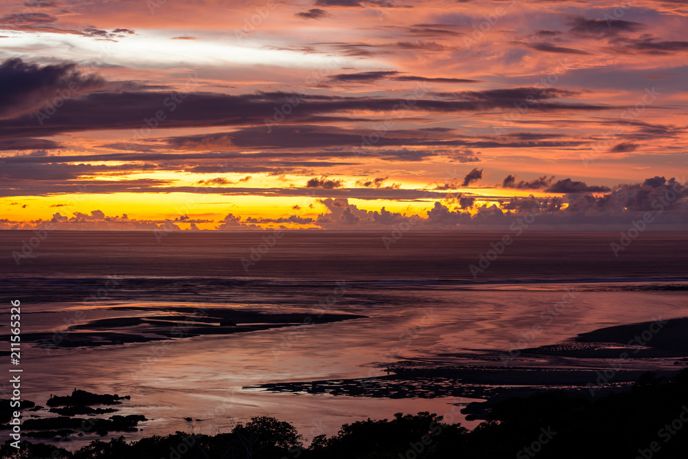 Fototapeta premium Beautiful dramatic sunset in paradise
