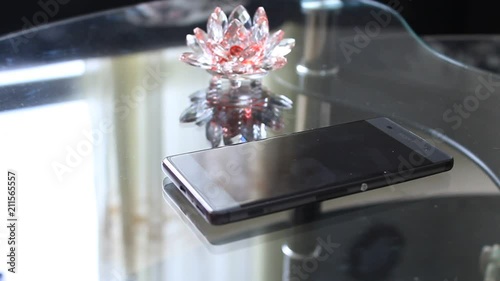 Persona agarrando celular