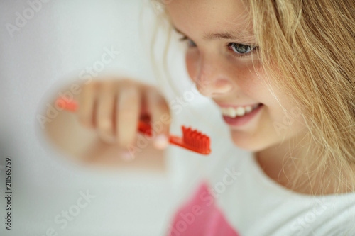 The child cleans teeth 