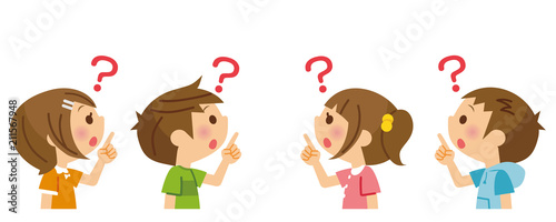 上を指差して悩む子供たち